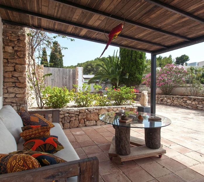 Cosy villa with restaurant permit first line to the golf course in Roca Llisa for sale