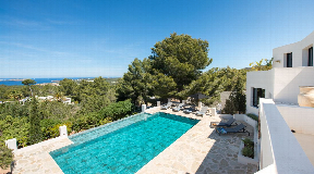 Five-bedroom villa in Cala Tarida with rental license for sale