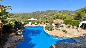 Villa in the prestigious gated community of Roca Llisa with beautiful views for sale