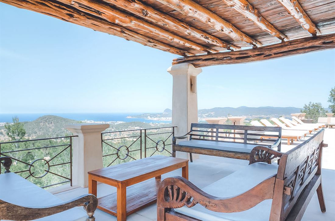 Villa with stunning panoramic sea and sunset views in Benimussa for sale