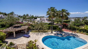 Authentic finca with private pool and nice sea views in Dalt Vila for sale