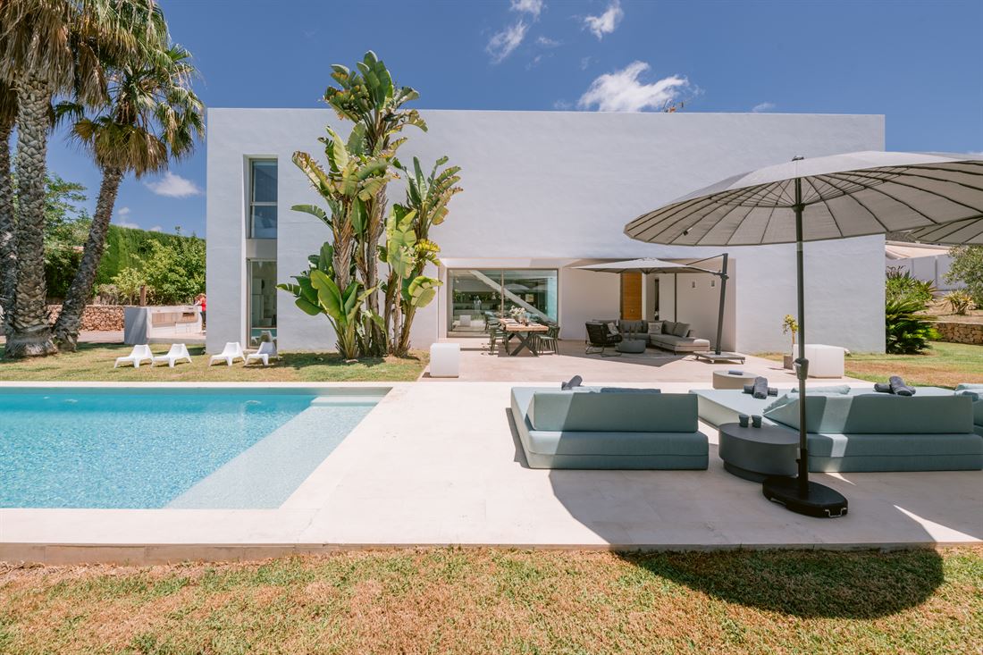 Modern villa with a large garden in Jesús for sale