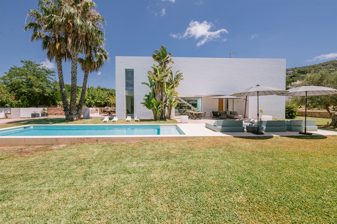 Modern villa with a large garden in Jesús for sale