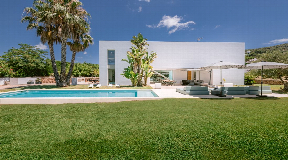 Modern villa with a large garden in Jesús for sale