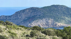 Lovingly renovated country house with unparalleled sea view for sale