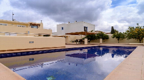 Family villa for sale with lots of potential in Santa Gertrudis