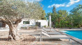 Renovated finca covered by nature in Santa Eulalia for sale