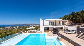 Luxury 8-bedroom villa with breathtaking sea views for sale