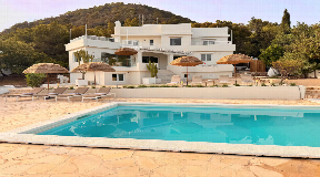 Villa with sea views and rental license in Sa Carroca